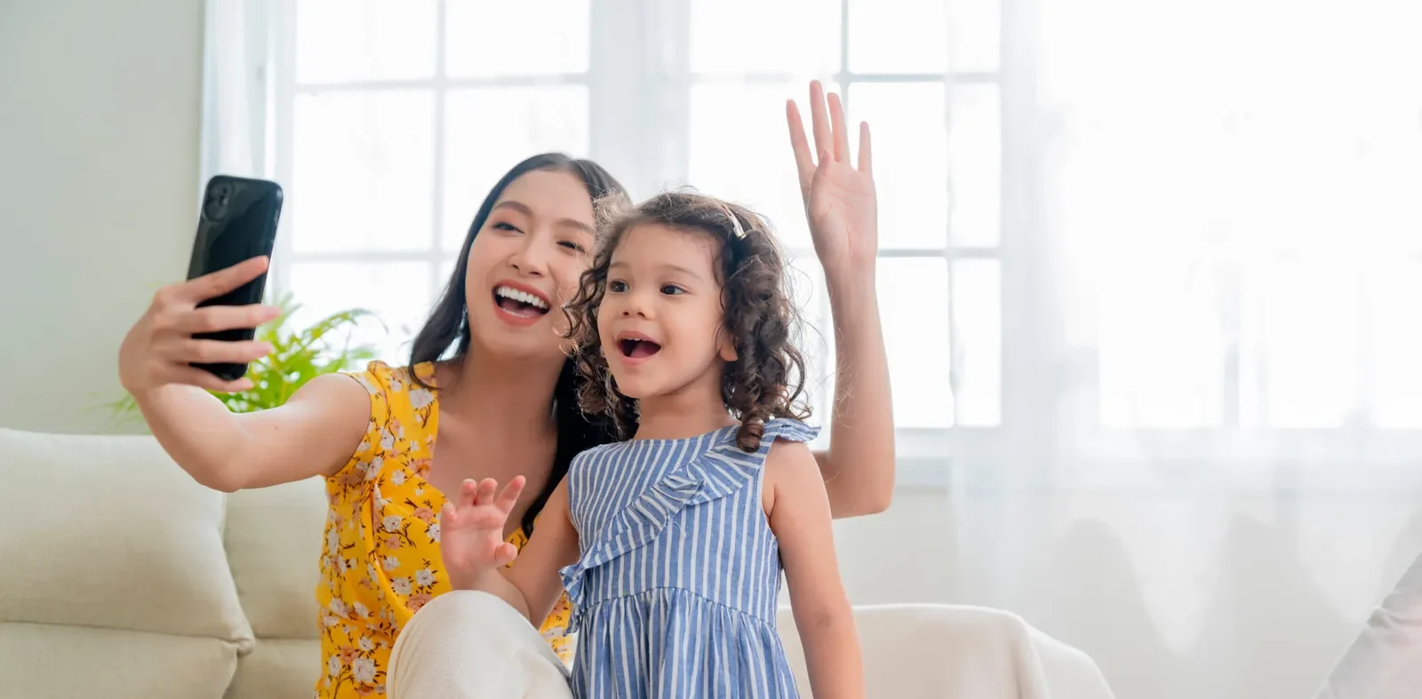 baba asiática cuidando de uma criança em um Au Pair